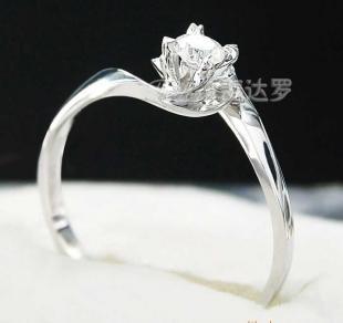 斐達(dá)羅珠寶首飾鉑金鑲嵌鉆石戒指——奢華與品質(zhì)的完美結(jié)合