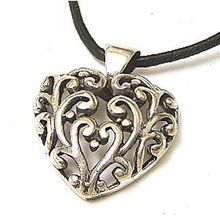 禾場925銀海盜系列 心型鏤空花復古銀吊墜，贈純皮項鏈，詮釋個性與浪漫